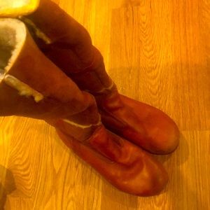 Caramel leather and suede warm and fuzzy inside. Size 10